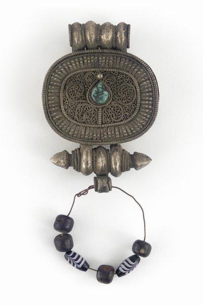 Amuletæske (Gau) (sølv, glasperler og turkis) af Tibetan School