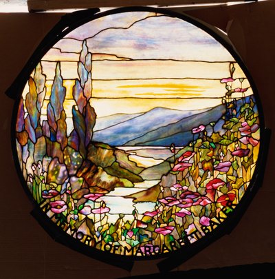 Vindue med solnedgang og bjerge, Tiffany Studios, ca. 1900 af Tiffany Studios