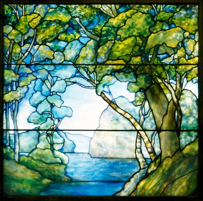 Landskabsvindue, der viser en passage til havet af Tiffany and Company
