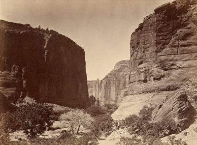 Indgangen til Cañon de Chelle, set nedad, med vægge på omkring 1.200 fod i højden af Timothy H. O