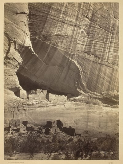 Gamle ruiner i Cañon de Chelle, N.M. I en niche 15 meter over Cañons nuværende bund. af Timothy O