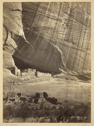 Gamle ruiner i Cañon de Chelle, N.M. I en niche 15 meter over Cañons nuværende bund. af Timothy O