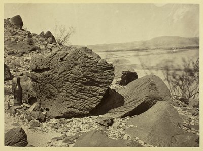 Klippe udhugget af drivende sand, under Fortification Rock, Arizona af Timothy O