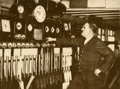 Optager dagligt tidssignal på Liverpool Street Station, London og North Eastern Railway, 1930. af Topical Press Agency
