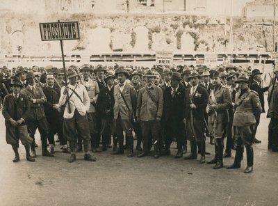 Album "MVSN- Blackshirts": Hunters Frosinone, bevæbnet med et haglgevær, med to officerer fra Militia of Forestry i Napoli (s/h foto) af Troncone Troncone