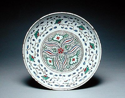 Fad dekoreret med stiliserede blomster, Isnik, slutningen af 1500-tallet (lertøj) af Turkish School