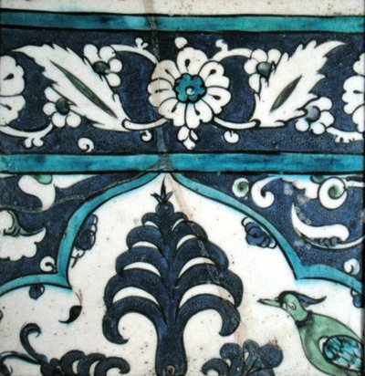 Iznik flise med blomsterdesign og kant (lertøj med farvet underglasur) af Turkish School