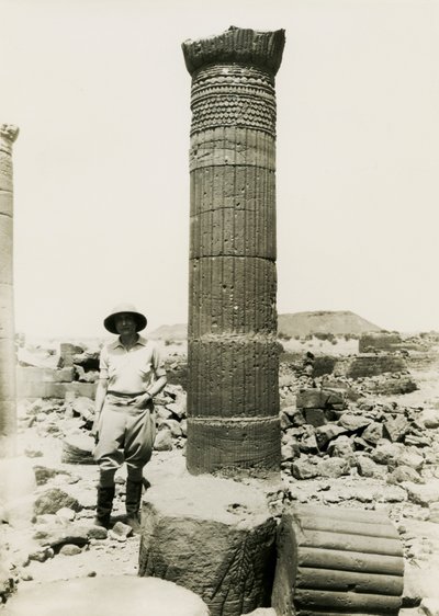 Søjle med dekorative relieffer, tempelruiner i den store indhegning, Musawwarat es Sufra, Sudan, foto af Ugo Monneret de Villard af Ugo Monneret de Villard