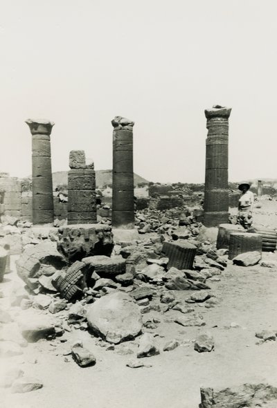 Søjler og ruiner af et tempel i den store indhegning, Musawwarat es Sufra, Sudan, foto af Ugo Monneret de Villard af Ugo Monneret de Villard