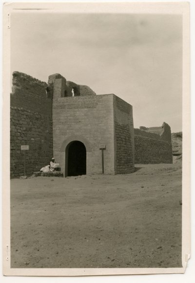 Østporten og tårnet i Simeon-klosteret, Aswan, Egypten, foto af Ugo Monneret de Villard af Ugo Monneret de Villard