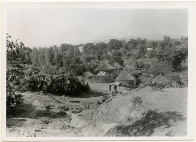 Etiopisk landsby med cirkulære, stråtækte huse, Axum, Etiopien, foto af Ugo Monneret de Villard af Ugo Monneret de Villard