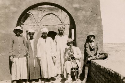 Fire arbejdere, arkitekt Ferdinando Reggiori og arkæolog Ugo Monneret de Villard i Sankt Simeons kloster, Aswan, Egypten, foto af Ugo Monneret de Villard. af Ugo Monneret de Villard