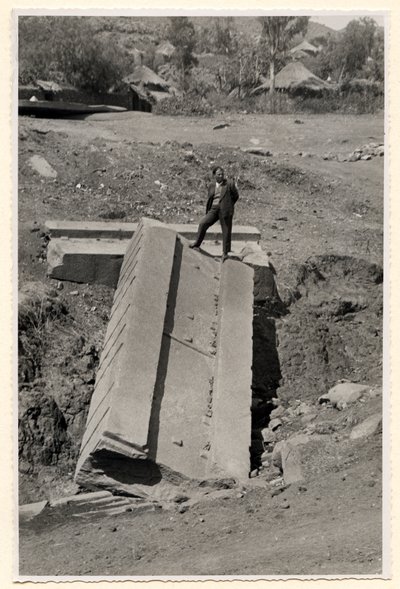 Fragment af stele, Axum, Etiopien, foto af Ugo Monneret de Villard af Ugo Monneret de Villard