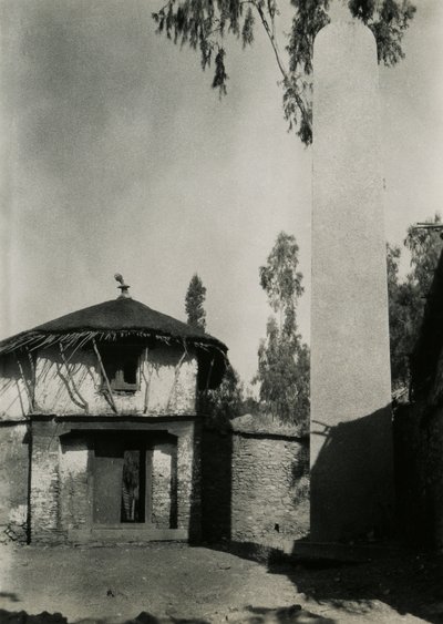 Hus ved siden af stele, Axum, Etiopien, foto af Ugo Monneret de Villard af Ugo Monneret de Villard