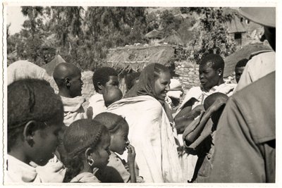 Mænd, kvinder og børn i Axum, Etiopien, foto af Ugo Monneret de Villard af Ugo Monneret de Villard