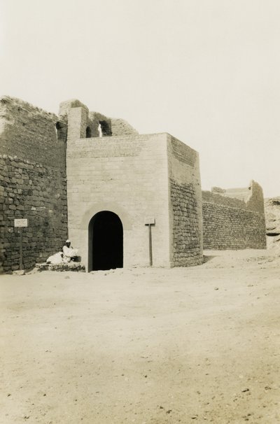 Simeon-klosteret, udsigt over porten og det orientalske tårn, Aswan, Egypten, foto af Ugo Monneret de Villard af Ugo Monneret de Villard