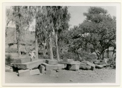 Rester af stenplatforme, også kendt som kongetroner, Axum, Etiopien, foto af Ugo Monneret de Villard af Ugo Monneret de Villard