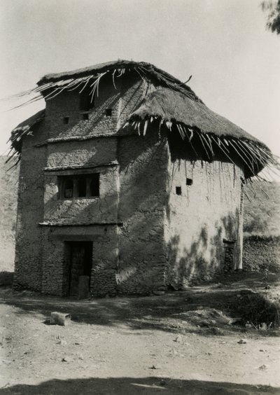 Firkantet hytte med stråtag, Axum, Etiopien, foto af Ugo Monneret de Villard af Ugo Monneret de Villard