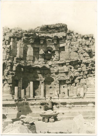Nymphaeum, den græsk-romerske by Gerasa (i dag Jerash), fotografi af Ugo Monneret de Villard, ca. 1930 af Ugo Monneret de Villard