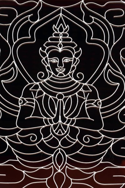 20151028, Vientiane, Laos: Wat Ong Teu buddhisttempel. En gudinde dekorerer et vindue af Unbekannt