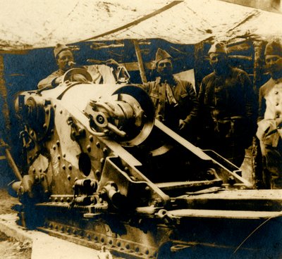 220 pistol i sin plads, c1914-c1918 af Unbekannt