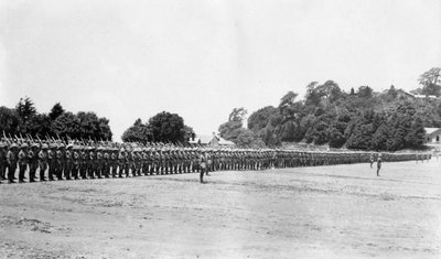 5. Bataljon East Surrey-regiment i parade, Chakrata, 1917 af Unbekannt