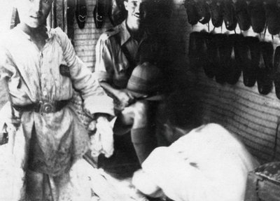 En britisk officer i en skobutik, Bagdad, Mesopotamien, WWI, 1918 af Unbekannt
