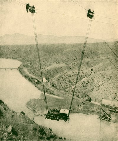 En entreprenørmotor bliver svinget over en kløft, Rio Grande River, New Mexico, 1930. af Unbekannt