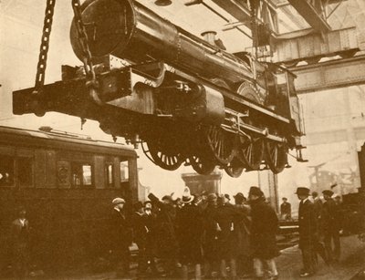 En stor vestlig ridder monteret til inspektion af skoledrenge på besøg i Swindon, c1930. af Unbekannt