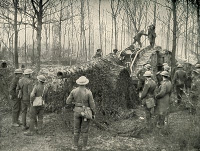 Et landskib, der bringer under camouflage en 5.9 tysk flådepistol, 1919. af Unbekannt