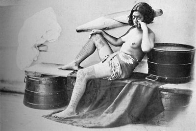 En Marquesa-kvinde med den nederste del af benene fuldt tatoveret, 1902 af Unbekannt