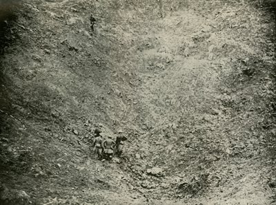 Et minekrater i høj træ, 1919. af Unbekannt