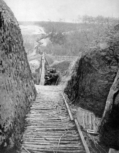 En kommunikationsgrav og vej mod fronten, Frankrig, Første Verdenskrig, 1915 af Unbekannt