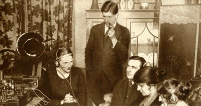En familie lytter til resultaterne af parlamentsvalget i 1923, 1935. af Unbekannt