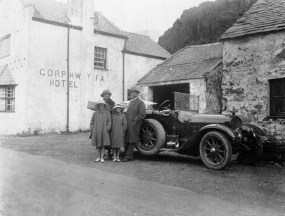 En familie, der står ved siden af deres bil, Gorphwysfa Hotel, North Wales, c1920