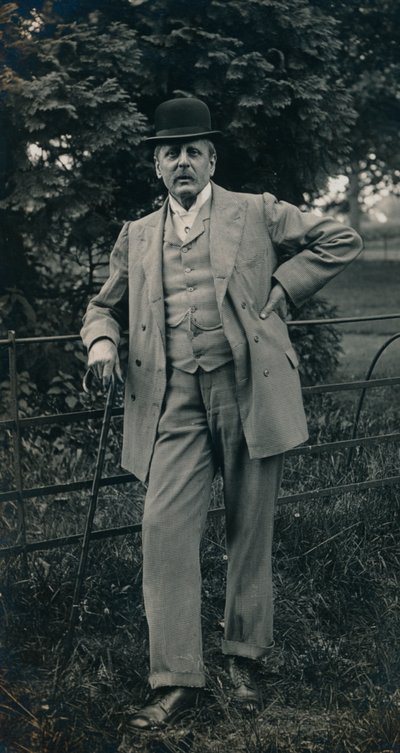 En herre iført jakkesæt og bowlerhat c1910 af Unbekannt