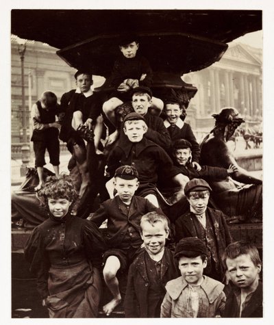 En gruppe børn foran Steble-fontænen, Liverpool, taget af en ukendt fotograf omkring 1905 af Unbekannt