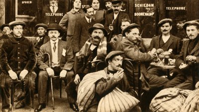 En gruppe flygtningefeltarbejdere på en café i Paris, Første Verdenskrig, 1914-1918, 1933. af Unbekannt