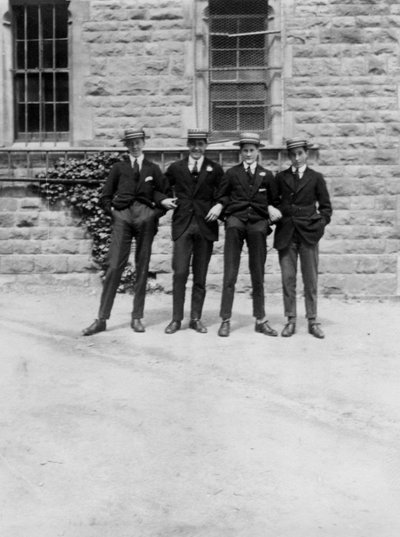 En gruppe skoledrenge eller elever fra 1900-1930 tallet af Unbekannt