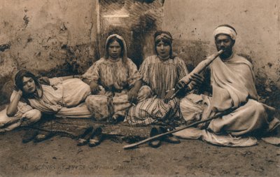 Et fotografi af traditionelle arabiske mennesker, c1909 af Unbekannt