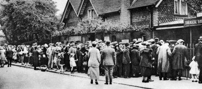 En kø til zoologisk have på en national helligdag, London, 1926-1927 af Unbekannt