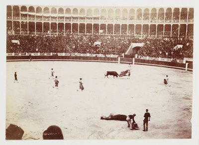Et snapshot-fotografi af en tyrefægtning foran en enorm folkemængde i tyrefægterarenaen Las Ventas del Espiritu Santo, Madrid, taget af en ukendt fotograf omkring 1930 af Unbekannt