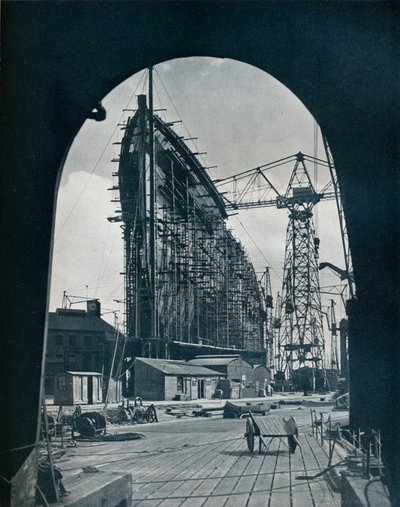 En slående bovudsigt af den gigantiske Cunard liner, Queen Mary, ved Clydebank, Glasgow, 1934 af Unbekannt