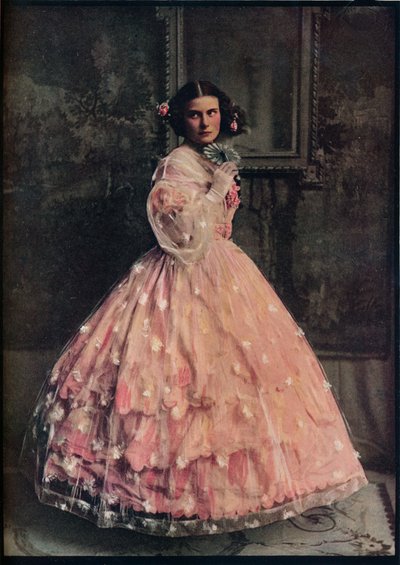 En tre-flæget kuglekjole af lyserød silke, med overkjole af hvidblomstret gaze, 1850-60, c1913 af Unbekannt