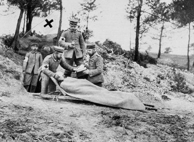 En såret tysk soldat ved en omklædningsstation, Første Verdenskrig, 1915 af Unbekannt