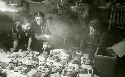 Skuespillerinder fra Moscow Art Theatre forbereder gaver til Den Røde Hær, USSR, 1943 af Unbekannt