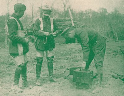 Luftfotografer, der fikserer faldskærmsseler, før de går op, c1917 1919 af Unbekannt