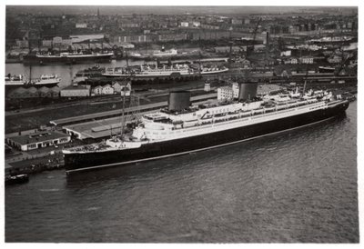 Luftfoto af Bremen havn, Tyskland, og linjeskibet Europa, fra en Zeppelin, c1931 1933 af Unbekannt