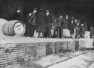 Efter krigserklæringen: Tysk øl løbes væk i en italiensk toldbutik, 1915 af Unbekannt