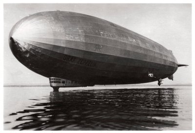 Luftskib LZ127 Graf Zeppelin lander på Bodensøen, Tyskland, 1933 af Unbekannt